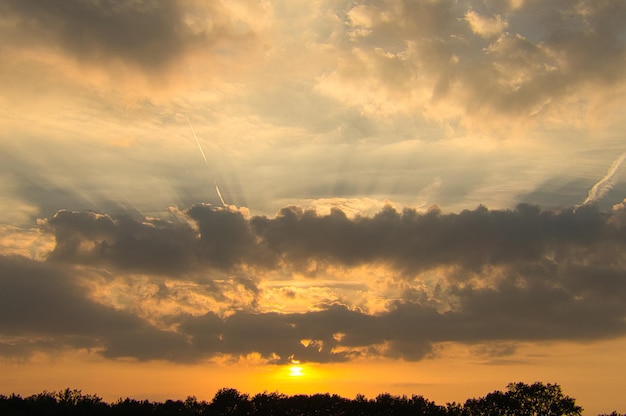 Pôr do sol nos arredores de Berlim O céu parece queimar