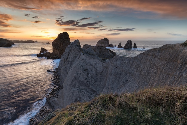 Pôr do sol nos urros de liencres, cantábria, espanha,