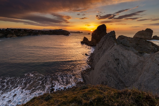 Pôr do sol nos Urros de Liencres. Cantábria. Espanha.