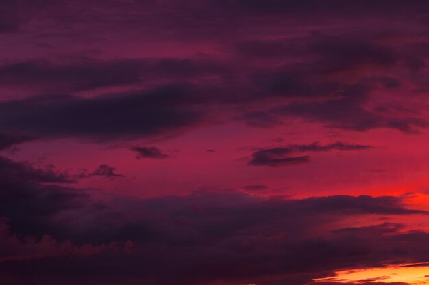 Foto pôr-do-sol nublado com nuvens suaves e coloridas