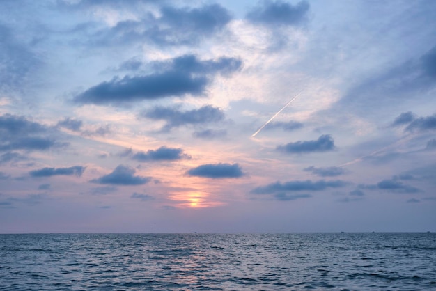 Pôr do sol nublado e tranquilo na praia