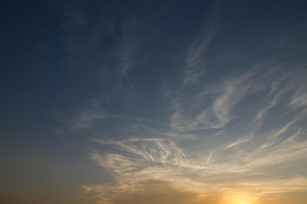 Foto pôr-do-sol num belo céu nublado azul