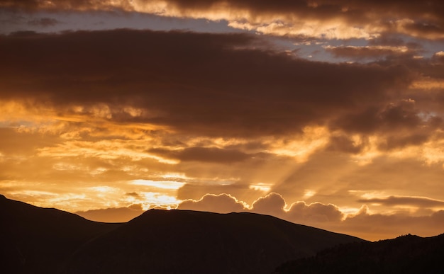 pôr do sol nuvens