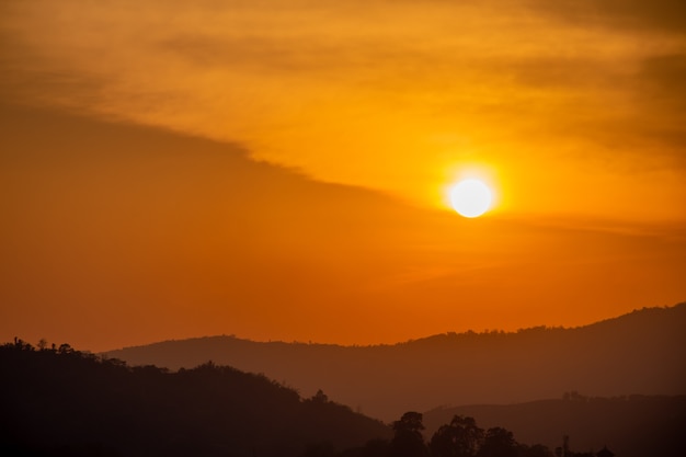 Pôr do sol. O sol da tarde ilumina as montanhas e vales.