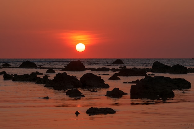 Pôr do sol paisagem em Cape Coral no mar de Andaman em Phang Nga, sul da Tailândia