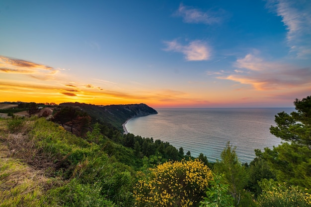 Pôr do sol panorama conero parque natural dramático costa promontório rochoso penhasco mar adriático lindo céu colorido horizonte turismo destino itália