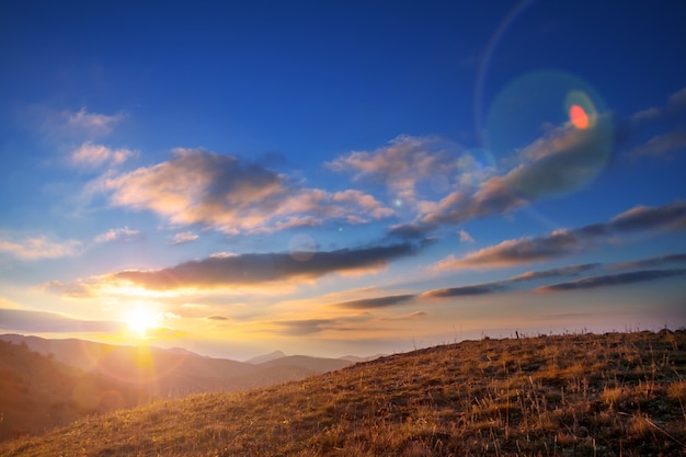 Pôr do sol panorâmico nas montanhas no outono