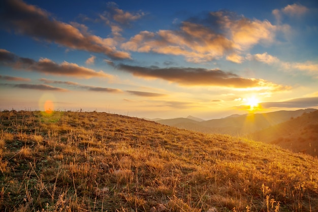 Pôr do sol panorâmico nas montanhas no outono