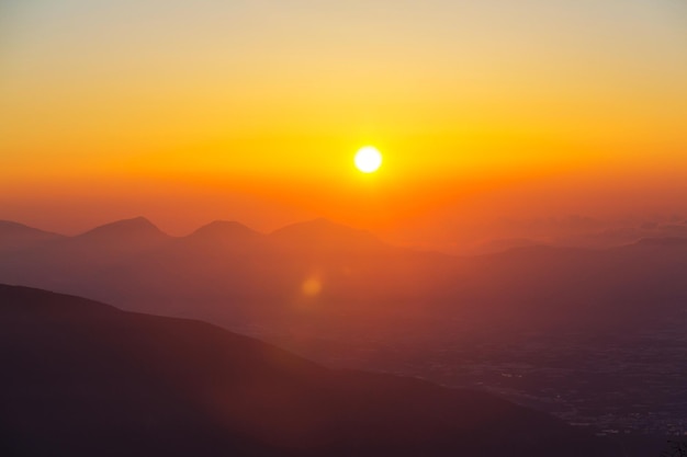 Pôr do sol panorâmico nas montanhas