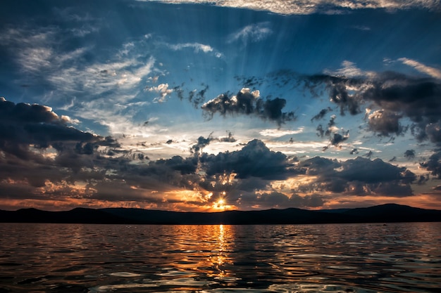 Pôr do sol panorâmico no lago