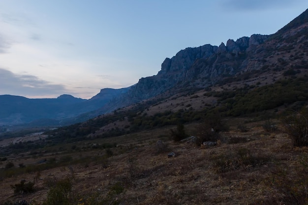 Pôr do sol perto de Demerdzhi balança a Crimeia