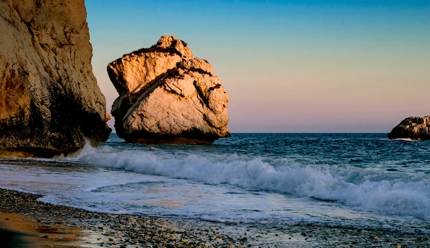 Pôr do sol perto de Petra tou Romiou, Chipre, distrito de Paphos