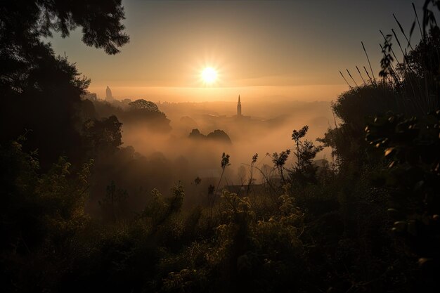 Pôr do sol poluído com o sol espreitando através do denso nevoeiro