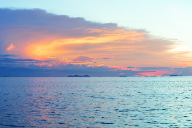 Pôr do sol praia linda com grandes nuvens de chuva e fundo do céu de luz dourada