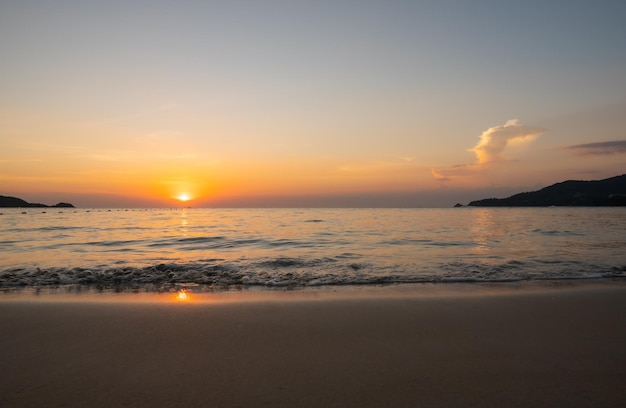 Pôr do sol praia mar paisagem onda de água linda