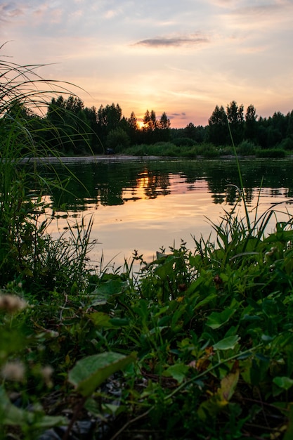 Pôr do sol quente de verão no rio volga