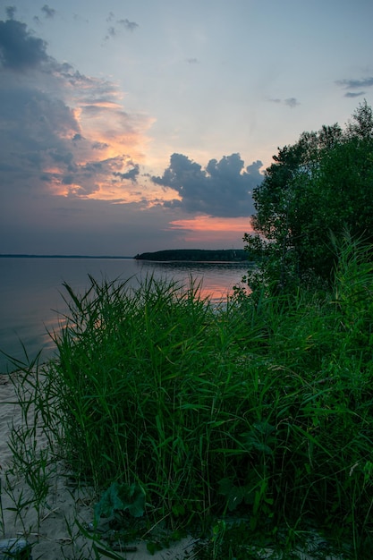 Pôr do sol quente de verão no rio Volga