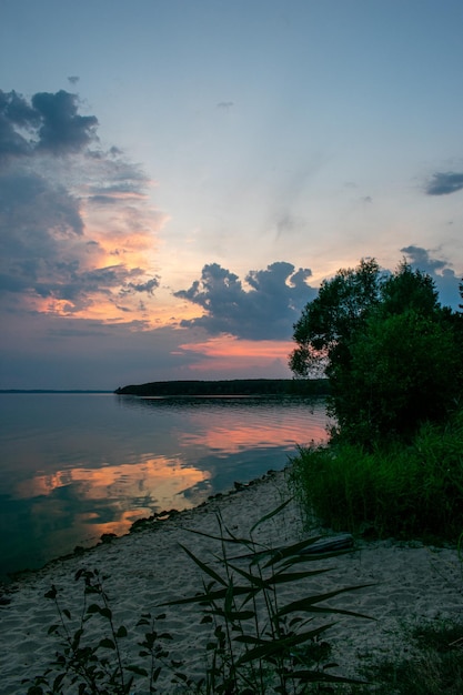 Pôr do sol quente de verão no rio Volga