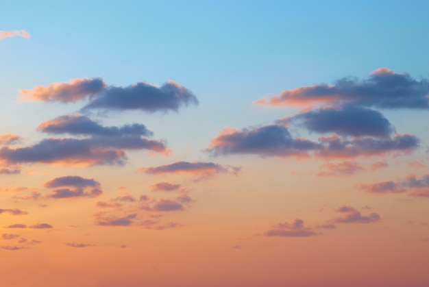 Pôr do sol romântico com lindas nuvens azuis, vermelhas e amarelas.