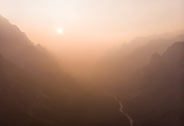 Pôr do sol romântico nas montanhas.