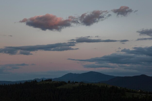 Pôr do sol rosa e laranja nas montanhas Cárpatos