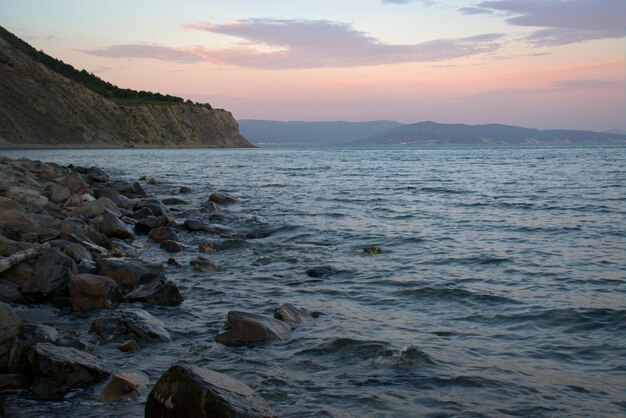 Pôr do sol rosa na costa do Mar Negro Uma noite de final de verão afunda em terra Linda paisagem Rússia