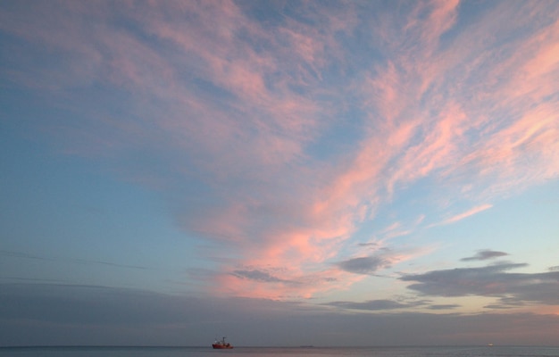 Pôr do sol rosa no Mar Negro