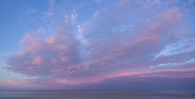 Foto pôr do sol rosa no mar no verão