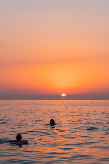 Pôr do sol roxo sobre a praia de Batumi, Geórgia, no Mar Negro