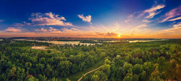 Pôr do sol rural de verão em Kiev com rio Dnipro e céu colorido dramático, fundo natural, vista aérea. Panorama da paisagem sazonal incrível