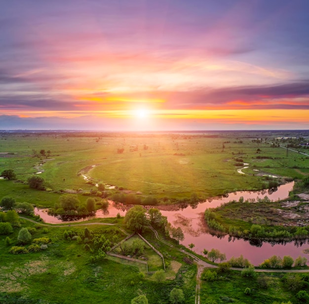 Por do sol rural de verão