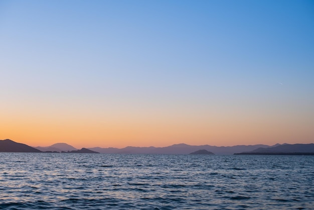 Pôr do sol sobre a baía da baía na ideia da costa mediterrânea turca de Fethiye para fundo ou publicidade