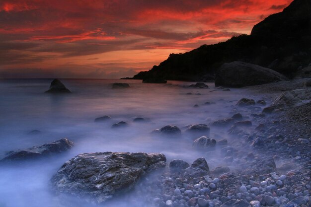 Pôr do sol sobre a baía do mar com um céu colorido