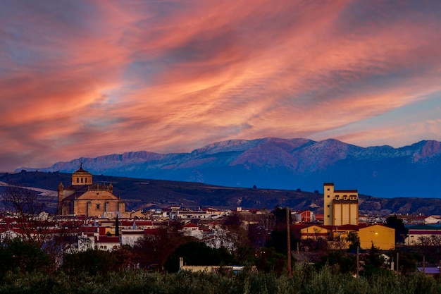 Pôr do sol sobre a cidade de huescar granada