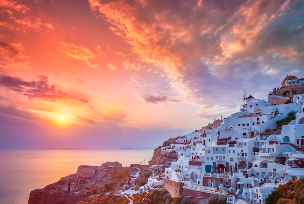 Pôr do sol sobre a cidade de Oia, na ilha de santorini, no verão, santorini, grécia