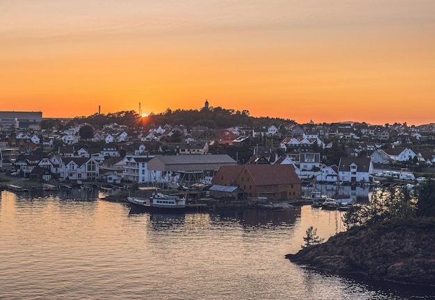 Pôr do sol sobre a cidade velha de Stavanger, Noruega