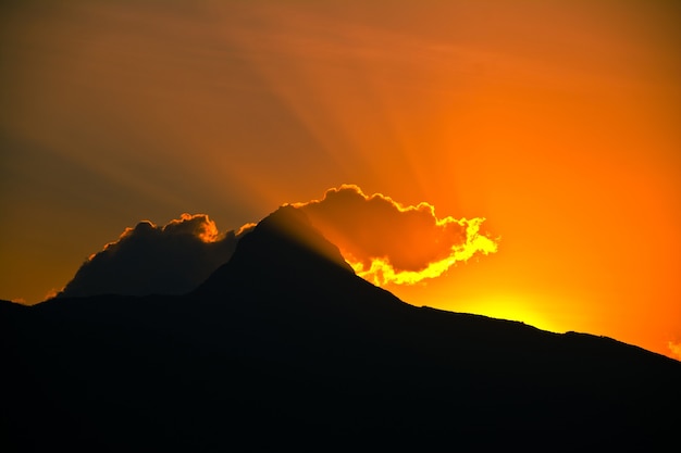 Pôr do sol sobre a famosa montanha sagrada de Sri Paada no Sri Lanka