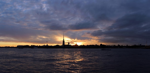 Pôr do sol sobre a Fortaleza de Pedro e Paulo em São Petersburgo Crepúsculo