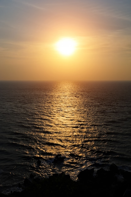 Pôr do sol sobre a paisagem do mar calmo