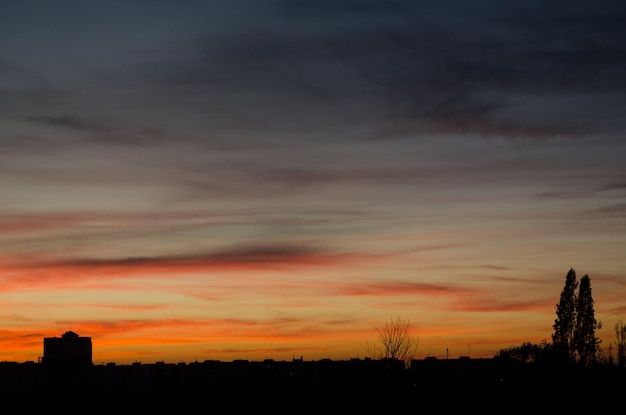 pôr do sol sobre a pequena cidade