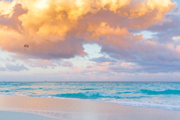 Pôr do sol sobre a praia do Mar do Caribe.