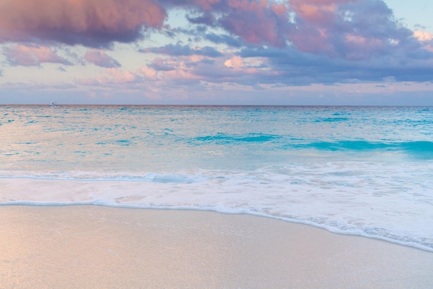 Pôr do sol sobre a praia do Mar do Caribe.