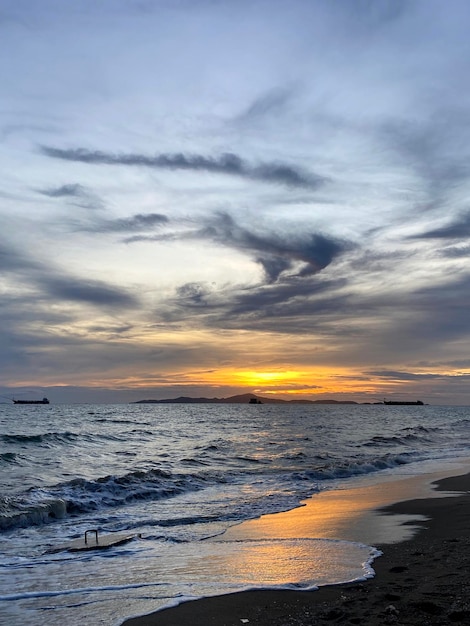 pôr do sol sobre a praia