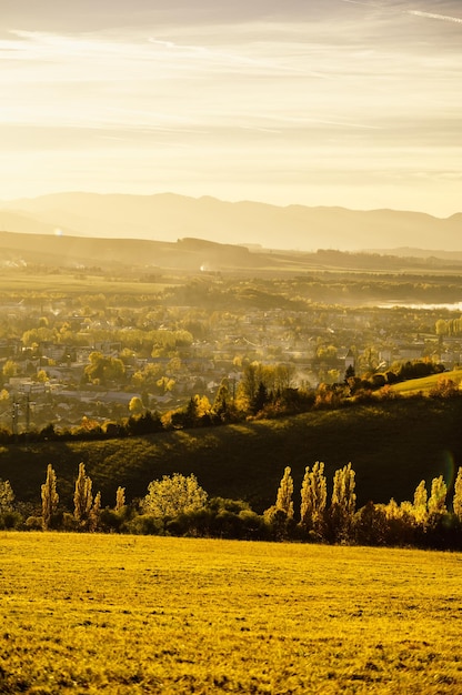 Pôr do sol sobre a região de Liptov no backround com o lago Liptovska mara e as montanhas tatras ao redor do espaço terrestre Liptovsky mikulas eslováquia