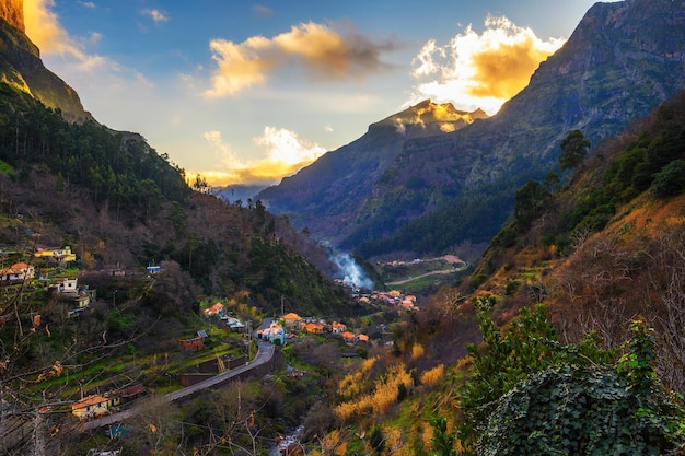 Pôr do sol sobre a vila de curral das freiras na ilha da madeira portugal