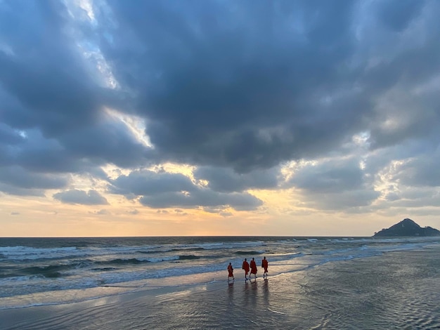 Pôr do sol sobre a vista da praia