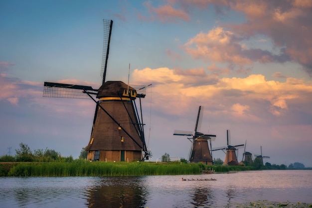 Pôr do sol sobre antigos moinhos de vento holandeses em kinderdijk holanda