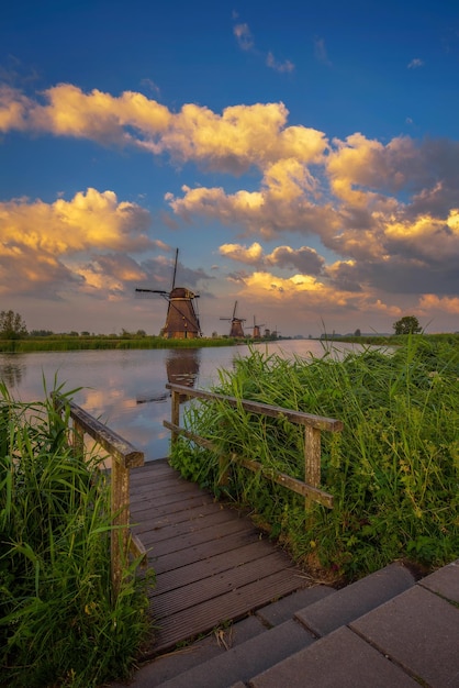 Pôr do sol sobre antigos moinhos de vento holandeses em Kinderdijk Holanda