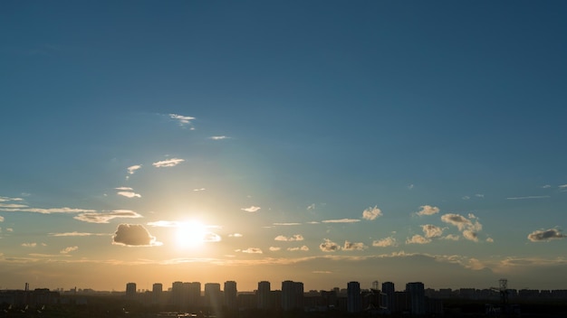 Pôr do sol sobre arranha-céus da cidade