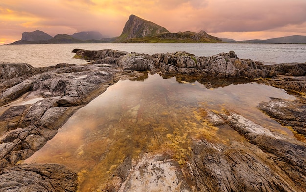 Pôr do sol sobre as ilhas lofoten noruega